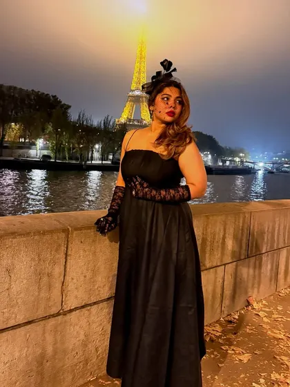 A full-length shot of my outfit in Paris. The city's romantic atmosphere always encourages me to dress up and feel my best.