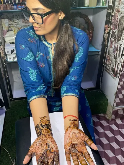 A client showing her beautiful portrait mehandi. Even with a complex figure, the overall design can be kept modern and not too heavy.