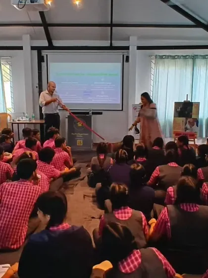 Another angle of our interactive session at Lawrence High School. Having a real dog like Miney in the workshop helps children connect with the topic on a much deeper, more personal level.