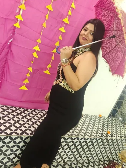 Another fun pose with the pink umbrella. This black jumpsuit is a perfect example of how you can be stylish and comfortable at the same time.