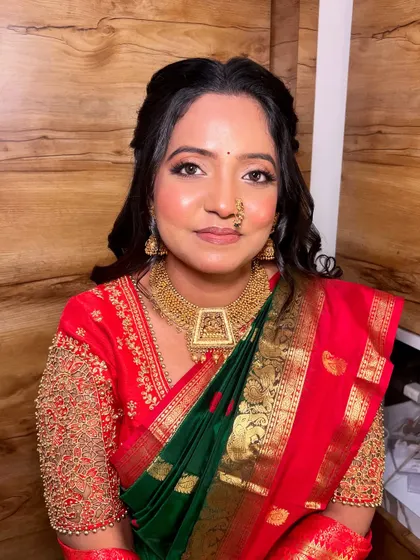 A classic portrait of our Sakharpuda bride. The makeup is balanced, with a focus on radiant skin and eyes that sparkle.