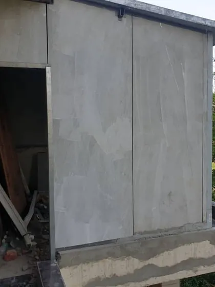 Here we are installing a prefabricated portable cabin on a cantilevered section of an old building. This lightweight solution was chosen because the existing structure could not support the weight of traditional brick walls.