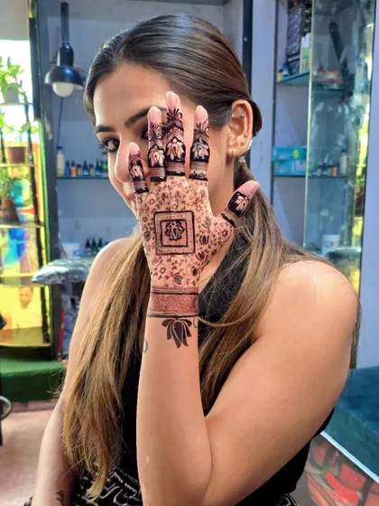 Another shot of the happy client with her modern mehandi. The design looks beautiful from every angle.