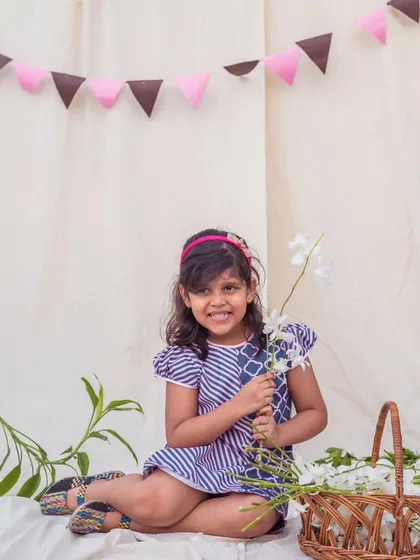 A quiet moment with a bouquet of flowers. This striped and patterned dress is both stylish and comfortable for a relaxed day.