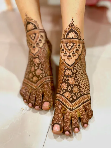 An alternate view of the stained bridal feet mehendi.