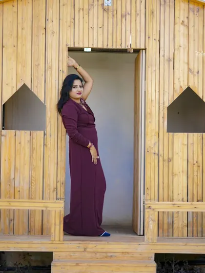 Another great pose in the rustic cabin, showing the versatility of the location for different styles.