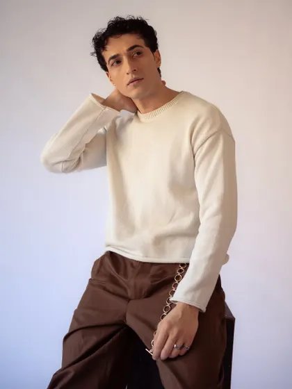 A soft and minimalist look. The grooming is barely there, with a focus on clean skin and naturally styled hair, perfect for a contemporary, understated photoshoot.