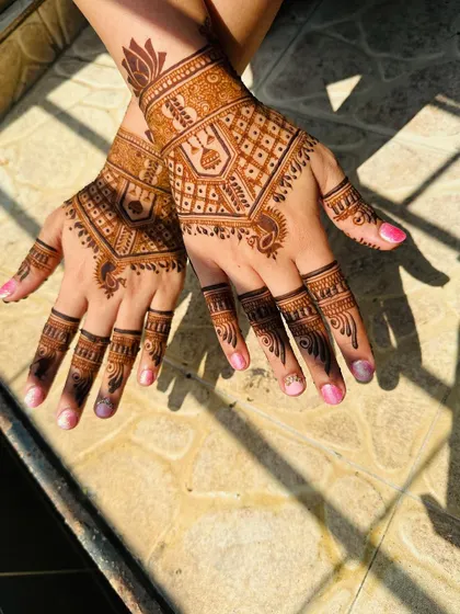 Mehendi for the sister of the bride, with a special 'Tom and Jerry' figure to represent their bond.
