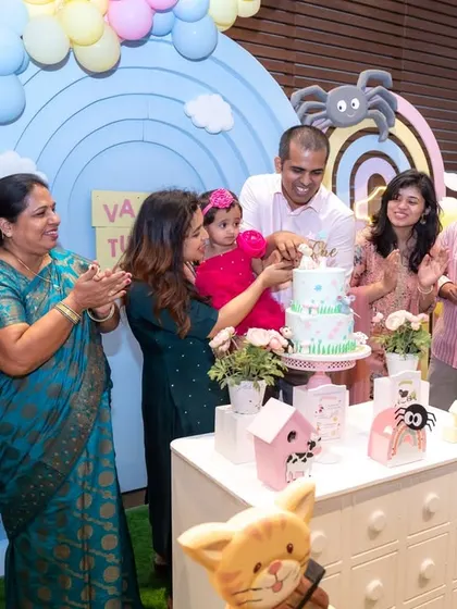 The cake-cutting ceremony is a moment for the whole family to share. We capture the applause and excitement of all your loved ones.