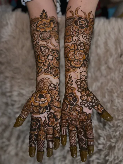 Another view of the fresh henna paste for an engagement floral design, highlighting the clean lines and intricate patterns.