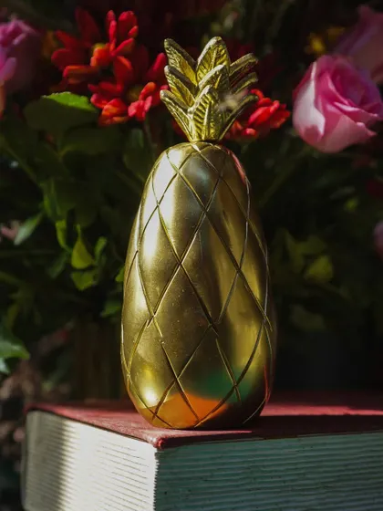 A golden pineapple decor piece adds a touch of tropical, quirky charm to the Mehendi tablescape.