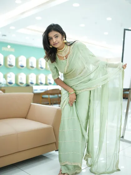 Sonu playfully showing the drape of the saree, which is light and easy to wear.