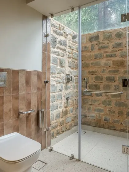 In our Himalayan mountain retreat, we used local stone for the shower wall to create a rustic yet refined feel. This design choice grounds the bathroom in its natural environment and adds authentic texture.