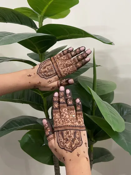 A simple yet elegant design featuring traditional motifs on the back of the hands. This is a great option for a quick festive application.