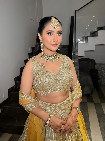 Smokey eyes paired with soft pink lips. The result is simply stunning on the beautiful Garima. This is a classic combination that works for any festive occasion.