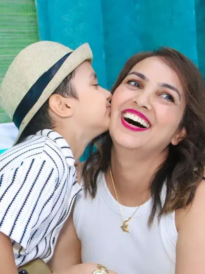 Sometimes the most precious photos are the unposed ones. I always aim to capture these genuine moments of love and affection between family members during my sessions.