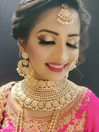 I love the elegance of this Kundan choker detailed with small pearls. It’s a classic design that provides a rich look, perfect for a wedding ceremony or reception.
