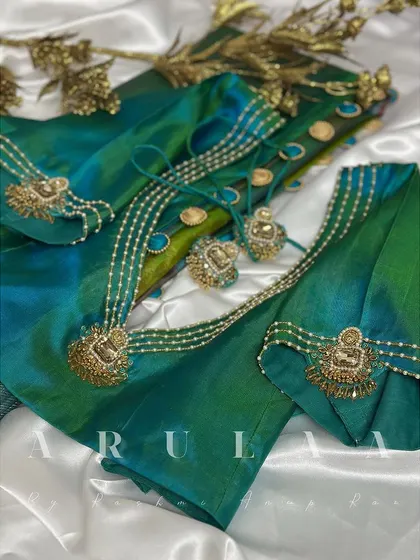 A closer look at the brooch and pearl detailing on the green blouse. This is a great way to add a touch of glamour without heavy embroidery.