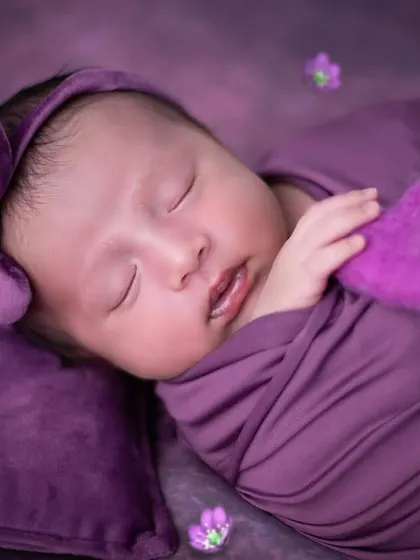 A close-up shot to capture the tiniest details, from her soft cheeks to her little mouth. Holding a small felted heart adds an extra touch of sweetness to this newborn portrait.