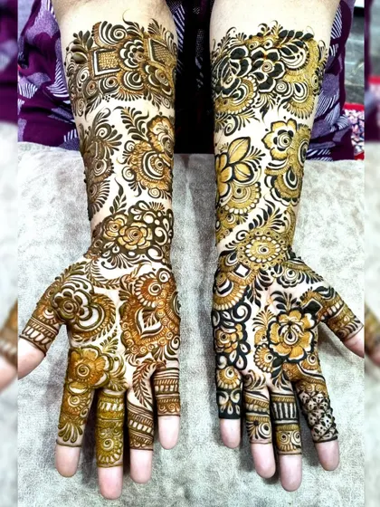 This Indo-Arabic floral design is a true statement piece. The pattern uses negative space to make the flowers and leaves pop, creating a bold and modern henna look.