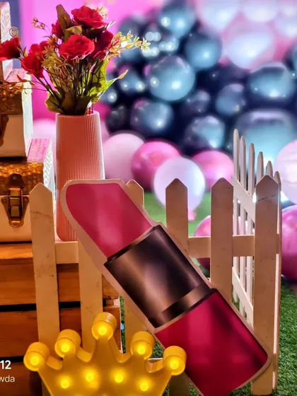 Fun and girly prop's like this lipstick cutout add to the Blackpink theme's aesthetic.