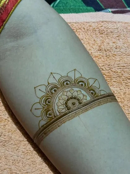 A very simple and minimal half-mandala arm band, perfect for someone trying henna for the first time.