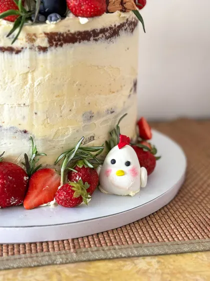 A detailed shot of the little fondant chicken and fresh strawberries.