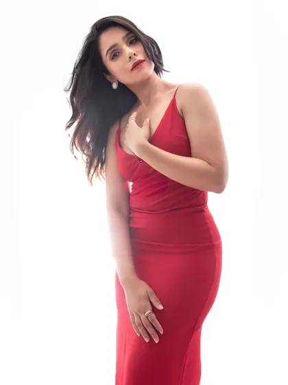 This pose captures the elegance of the final look. The makeup is perfectly balanced, with the bold lip as the star of the show.