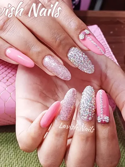 For the bride who loves glamour, this set features long almond-shaped nails with a mix of soft pink, full-coverage glitter, and nails completely encrusted with brilliant crystals, finished with a delicate 3D bow.