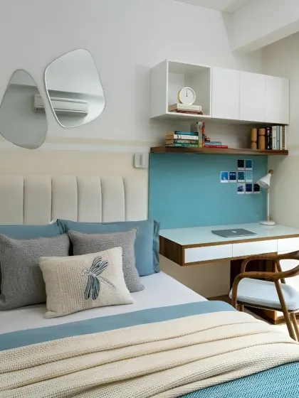 We designed this study area right next to the bed, making it a convenient spot for late-night work or reading. The white and teal color scheme creates a fresh and calming atmosphere.