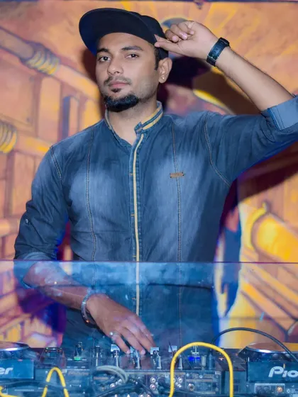 Confidence is not arrogance; it's belief in oneself. A shot of me at the decks, confident in my craft and ready to deliver.