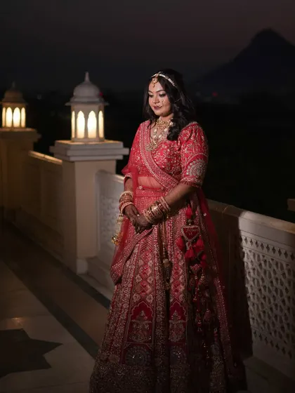 This destination wedding bridal look is set against a stunning evening backdrop. The makeup is designed to look just as beautiful in the soft evening light as it does during the day.