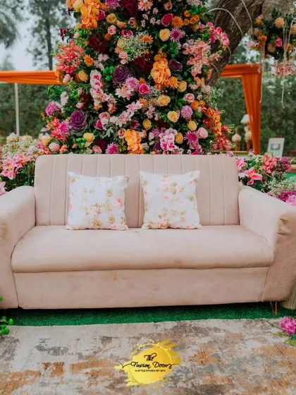The perfect photo spot! I created this stunning floral backdrop, completely enveloping the seating in a cascade of vibrant, real flowers. It’s a beautiful and fragrant setting for the bride-to-be.
