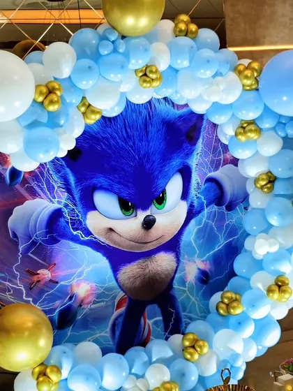 A close-up of the Sonic backdrop surrounded by a blue and gold balloon arch.