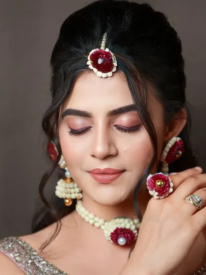 The details matter. In my course, I teach students how to coordinate makeup with accessories, like this floral jewelry, for a cohesive and beautiful look.