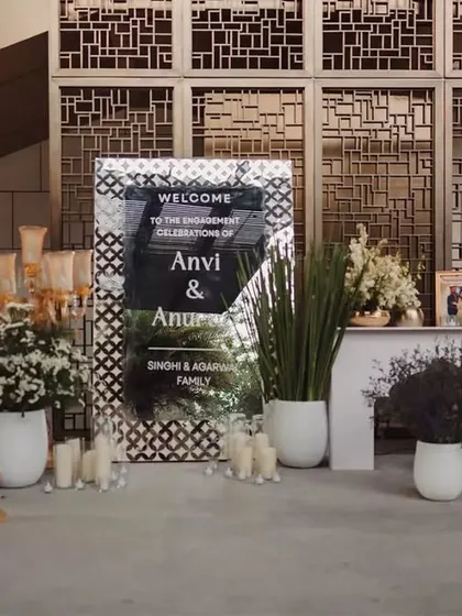 First impressions matter. The entrance featured a stunning ornamental mirror signage, large crystal shamadans, and brass urlis filled with fragrant tuberoses for a welcoming, medieval charm.