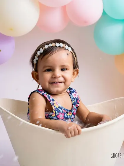That smile says it all! The post-cake smash bubble bath is all about fun, and I make sure to capture these moments of pure, bubbly joy.