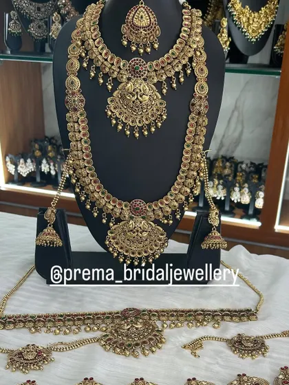 A complete antique bridal set with a matching maang tikka, earrings, and vaddanam.