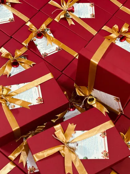 We take pride in our ability to execute large-scale gifting projects with a personal touch, as shown by these custom-tagged boxes.