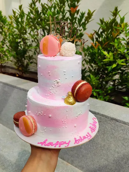 Did you know I can make a 1-kilo cake into two tiers? This mini two-tier cake has a pink and white airbrushed effect and is decorated with macarons.