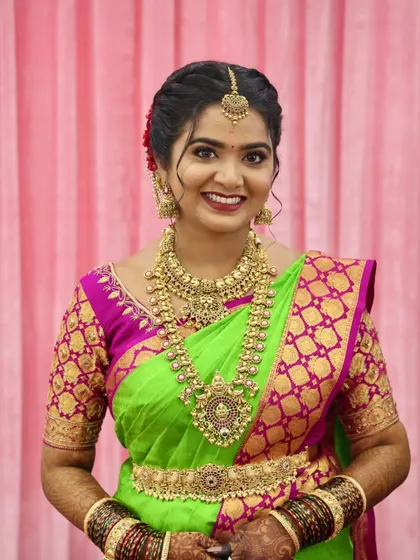 I love how this bride glows in our antique bridal set. The combination of the choker, long haaram, and matching waist belt creates a complete and regal muhurtham look, perfect for a traditional South Indian ceremony.