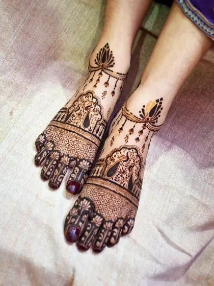A delicate and beautiful design for the feet, featuring peacocks and hanging lotus motifs.
