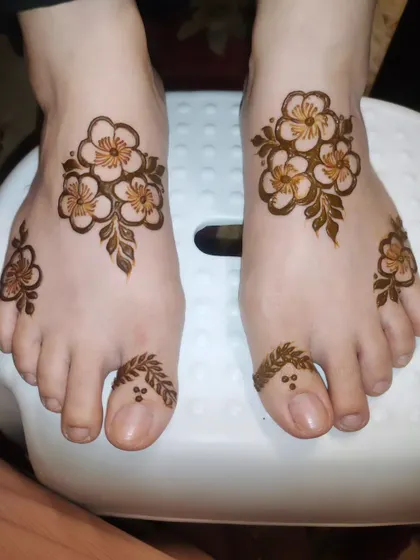 A clear, straight-on shot of the cute and simple floral foot design.
