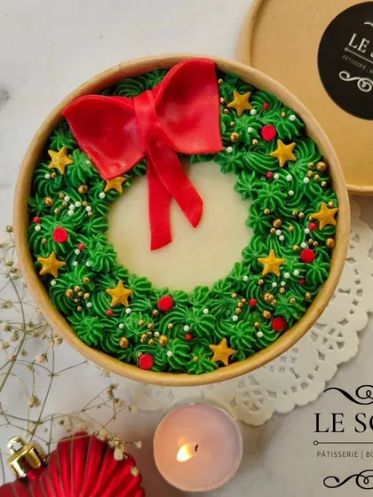 Even my cake tubs get festive. This Chocolate Butterscotch tub is decorated like a Christmas wreath, with green buttercream piping, a red fondant bow, and star sprinkles.