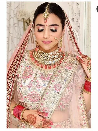 Another view of this gorgeous Polki set, showing how the large stones catch the light. This is the kind of high-impact jewellery that makes renting such a smart decision.