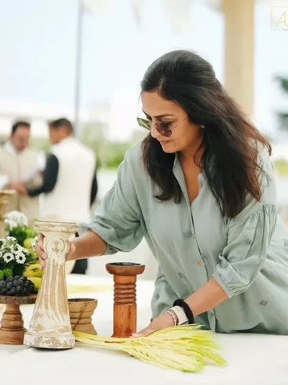 Here I am, adding the final touches to a tablescape at the 'Easy Breezy Brunch'. I love working with natural materials and seeing a sustainable design concept come to life.