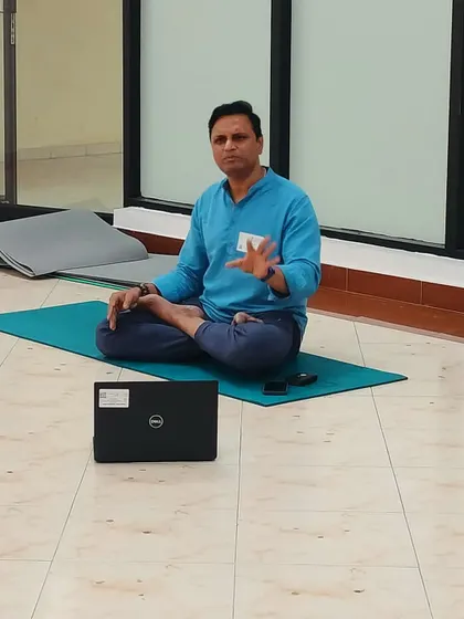 Me leading the session, explaining the connection between breath, mind, and body.