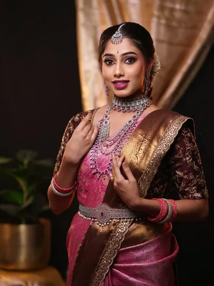 A full-body view of a modern reception look. The diamond jewellery and perfectly draped saree are complemented by glamorous makeup for a show-stopping entrance.