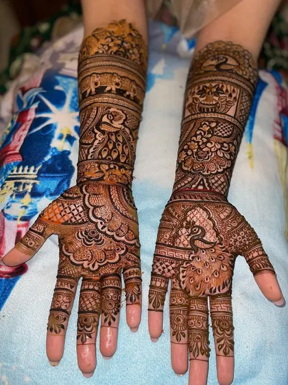 This design is filled with beautiful peacocks, a symbol of grace and beauty. The intricate feather details on the palms and arms create a flowing, elegant pattern.