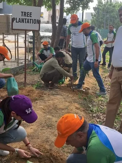 The Aramco team gets hands-on, planting saplings along the banks of Aravali Creek to help stabilize the soil and improve biodiversity.